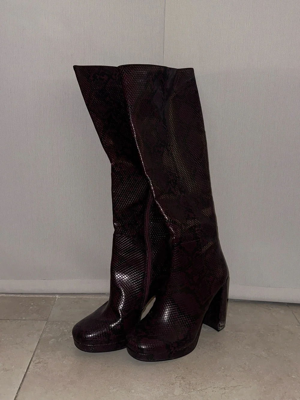 JustFab features side